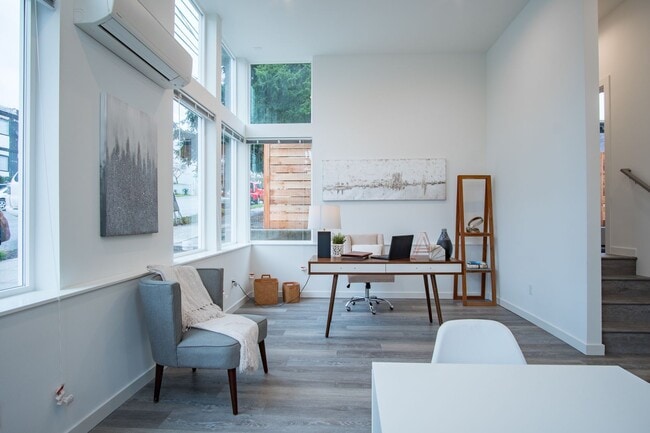 Building Photo - Modern 3BR/3BA Townhouse with Rooftop Views in Yesler Terrace