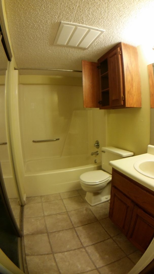 Building Photo - Move -in Special: Cute 2 Bedroom condo (ga...