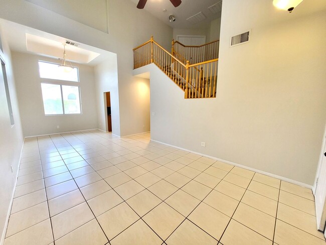 Building Photo - 4 Bedroom House, Private Pool,  Large Pets Welcome