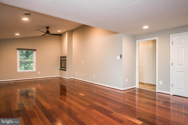Building Photo - 9627 Locust Hill Dr