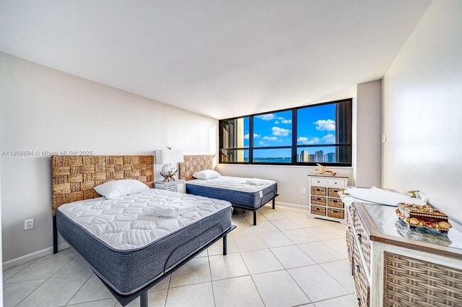 Building Photo - 5600 N Flagler Dr