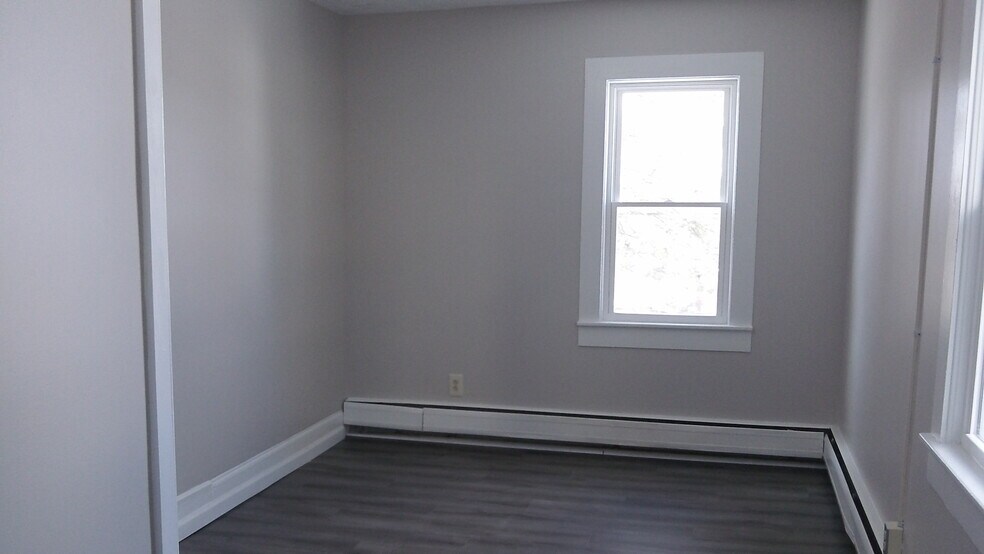Building Photo - 215 Willow St