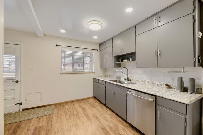 Building Photo - Sunny 1 bed, 1 bath near Wash Park - Available NOW!