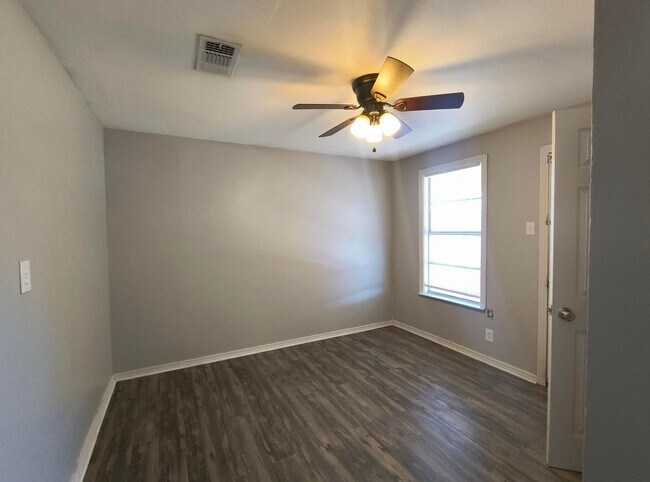 Building Photo - Remodeled 4 Bedroom Home AVAILABLE NOW!