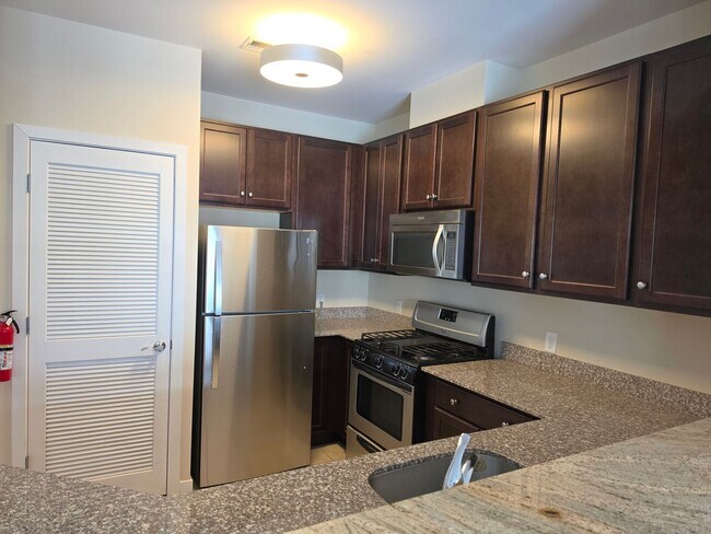 Building Photo - Beautiful 2nd floor (with elevator services) condominium: 2-bed, 2-bath, beautiful kitchen, bonus...