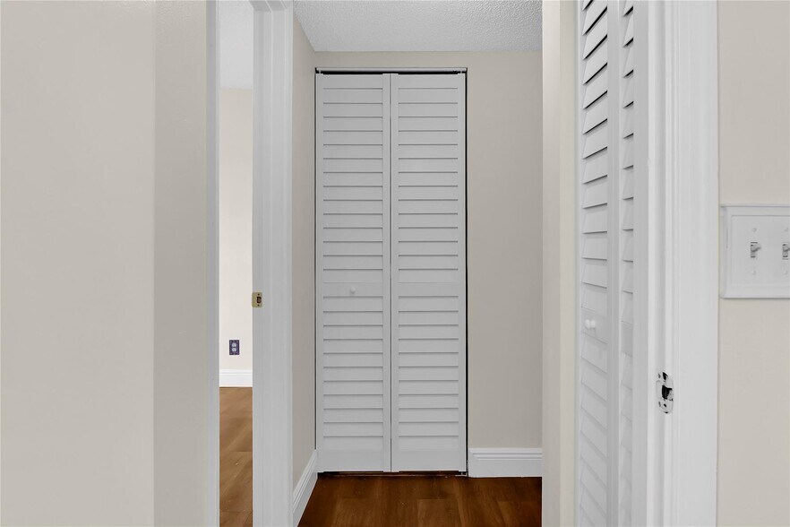 Building Photo - 7801 Courtyard Run W