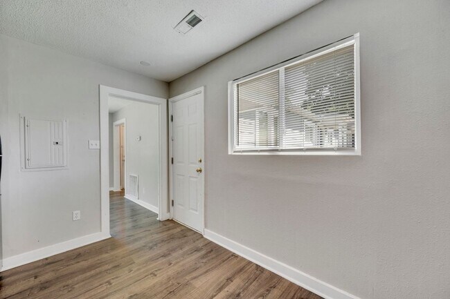 Building Photo - Adorable 1 bed 1 bath - Central air/heat, updated