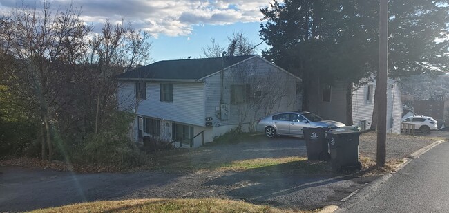 Building Photo - 806 Price St