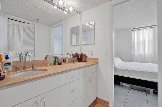 Building Photo - 9300 Bay Harbor Terrace