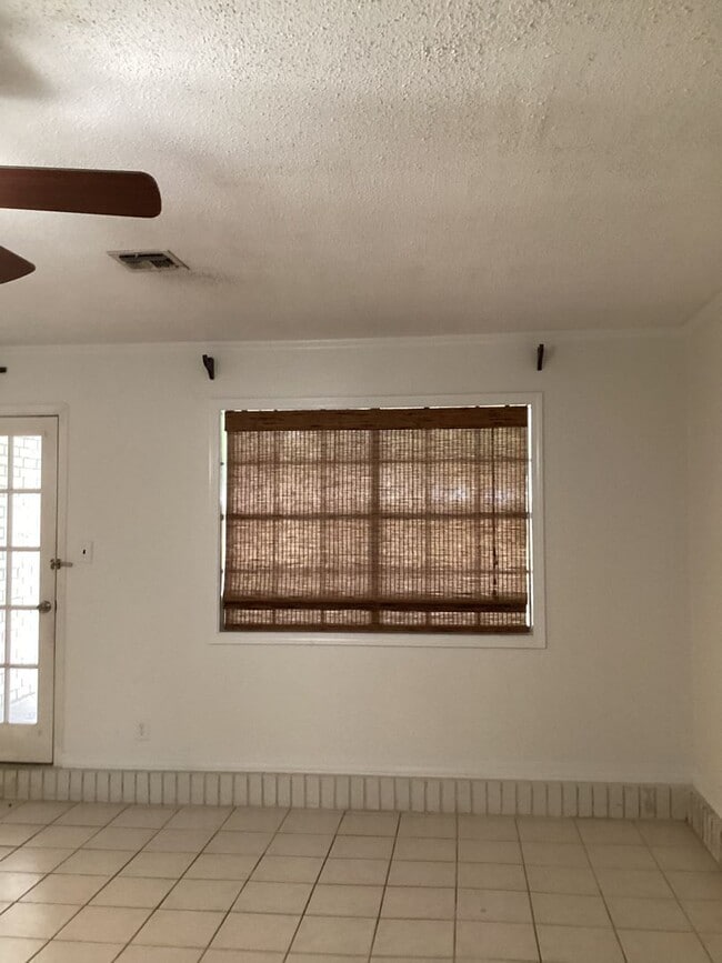 Building Photo - 4-bedroom, 2-bathroom home!