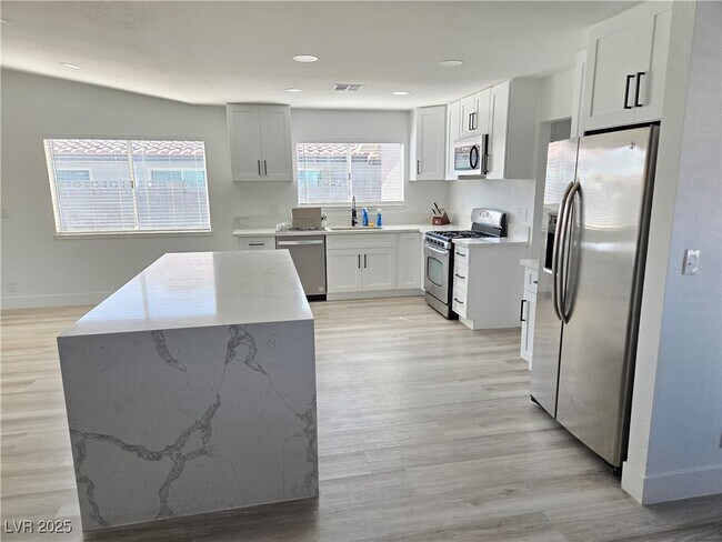 Building Photo - 1405 Termas