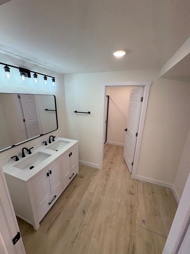 Building Photo - NEWLY RENOVATED 2 bed/ 1 bath Basement Apartment for Rent – All Utilities Included