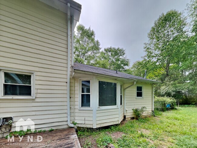 Building Photo - 2211 Tarence Ln SW