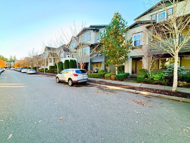 Building Photo - Stunning Issaquah Highlands View Home | 4 Bed + 3.5 Bath | Mountain Views & Prime Location