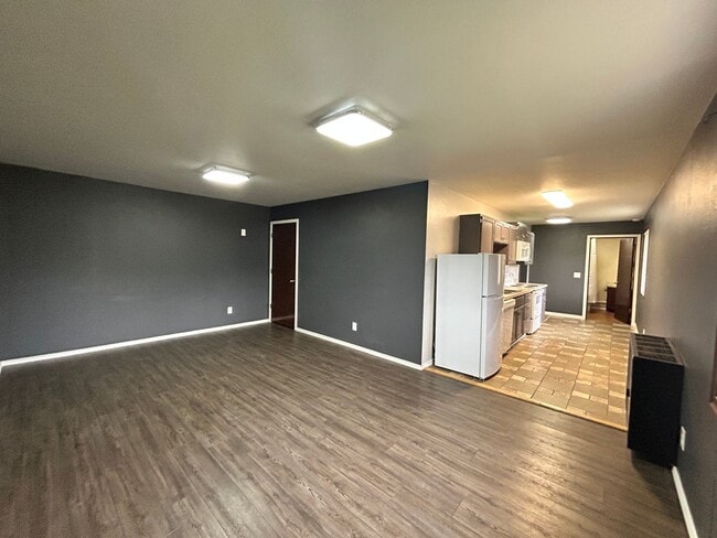 Building Photo - 529 W River Rd