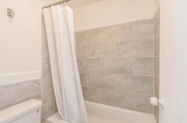 Building Photo - 7200 Clarewood Dr