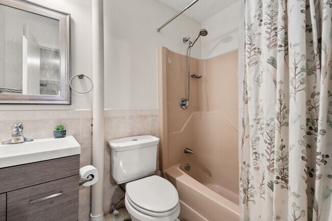 Building Photo - 286 Fenno St