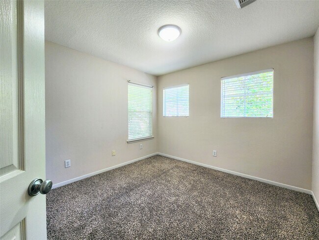 Building Photo - 11 Cider Mill Ct