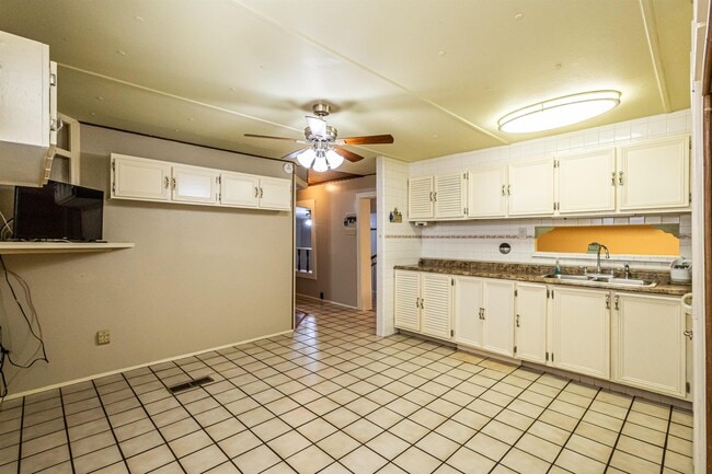 Building Photo - 2006 Piedra China St