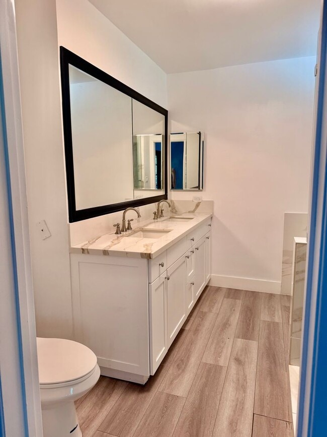 Building Photo - Gorgeous Encino Hills Home