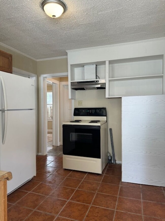 Building Photo - 701 E Lenoir Ave