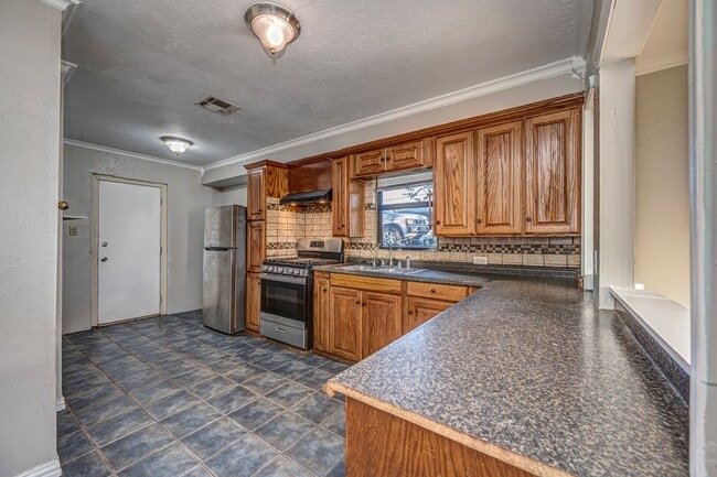 Building Photo - 3 BEDROOM 1 BATHROOM BRICK HOME FOR RENT!