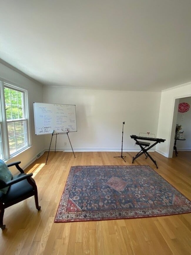 Building Photo - Welcome to this stunning fully furnished 4...