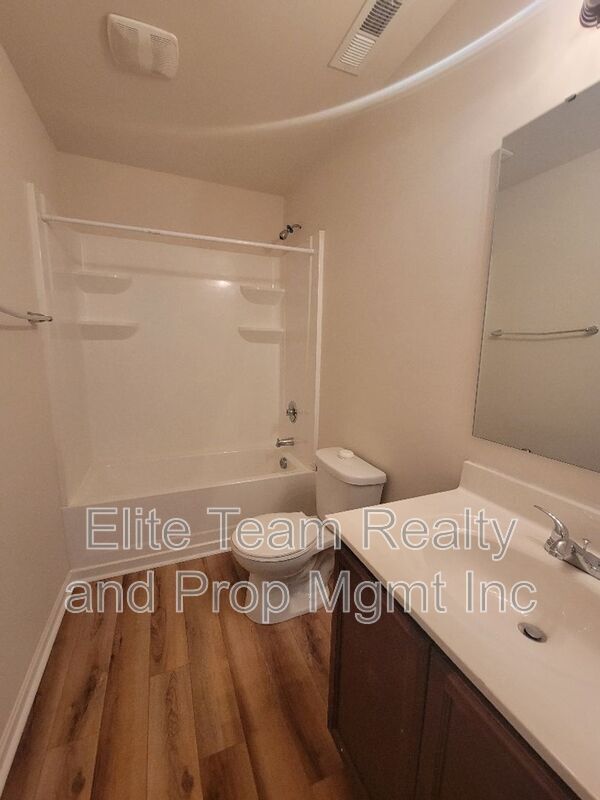 Building Photo - 5823 Hewitt Dr