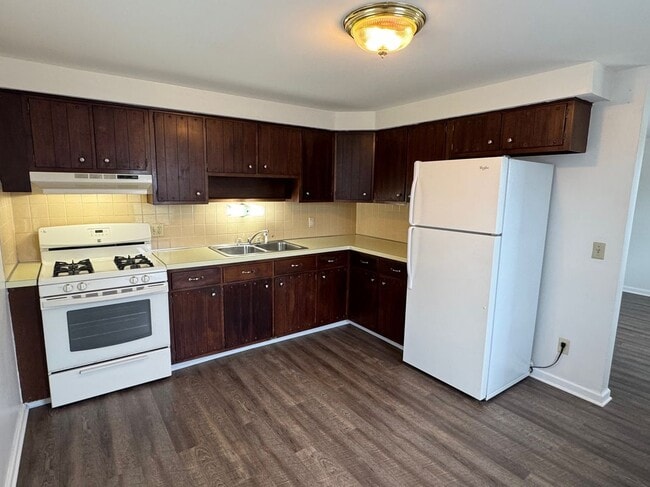 Building Photo - 650 W Main St