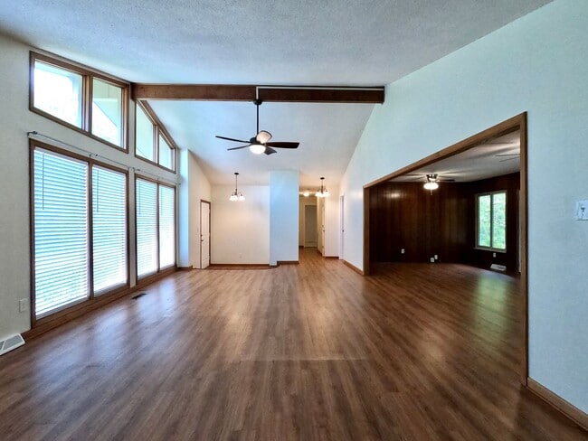 Building Photo - RANCH WITH LARGE LOT IN W. KNOX-CRESTWOOD ...