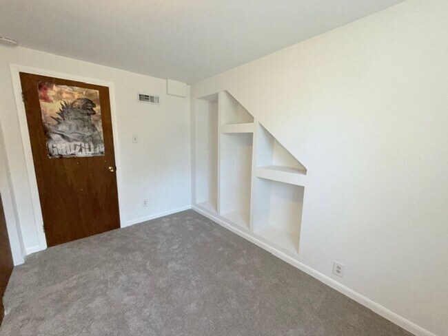 Building Photo - Spacious 5BR / 2BA in Manchester For Rent