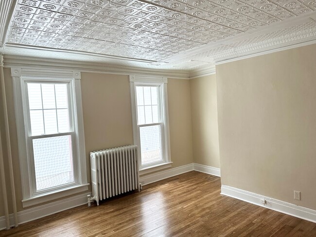 Building Photo - 423 Gotham St