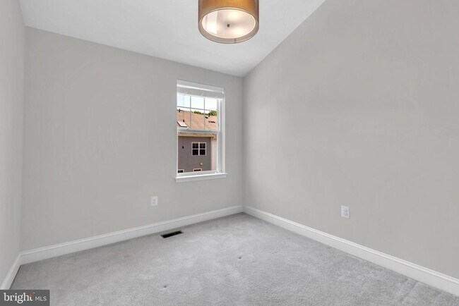 Building Photo - 617 S Cherry Grove Ave