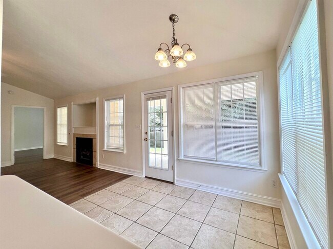 Building Photo - 2031 Sunny Dale Dr