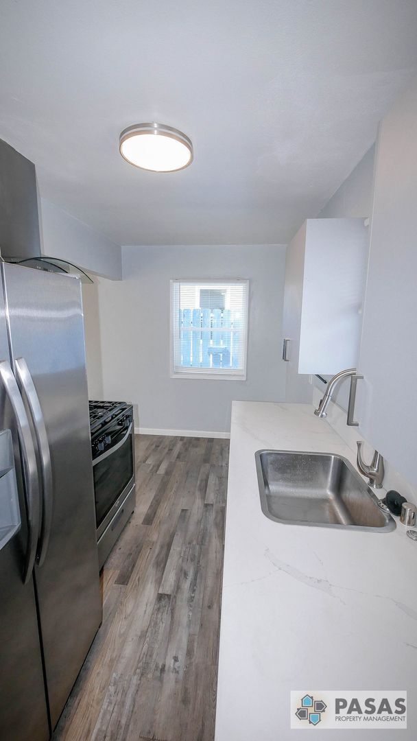 Building Photo - Beachside Living – Stylish 1BR with Washer...