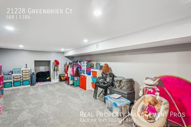 Building Photo - 21228 Greenbrier Ct