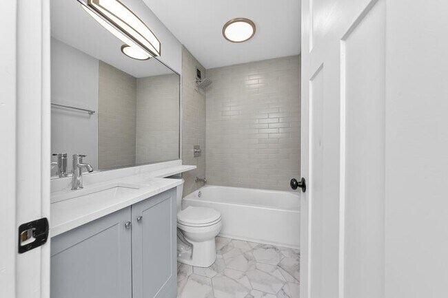 Building Photo - 1 bedroom in Chicago IL 60610