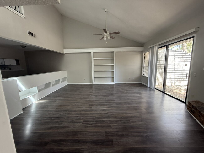 Building Photo - FOR RENT:  3 BEDROOM 2.5 BATHROOM TOWNHOME...