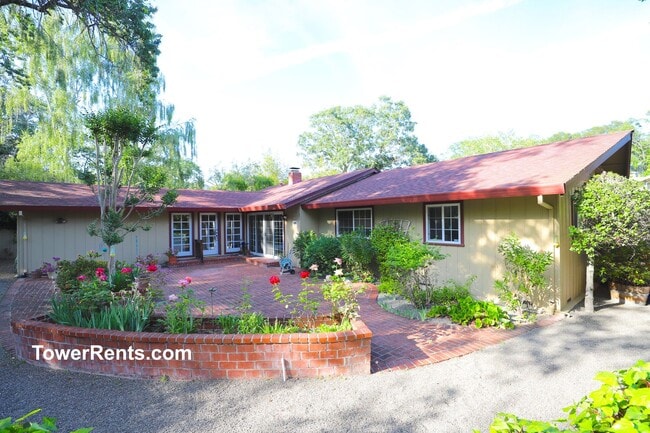 Building Photo - Santa Rosa: 3 bedroom, 2 1/2 bath Home wit...