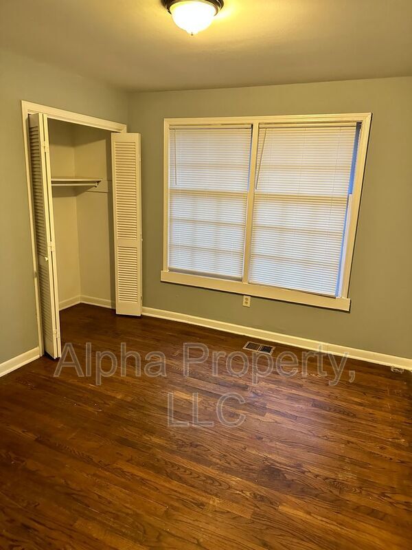 Building Photo - 605 Kenmore Dr