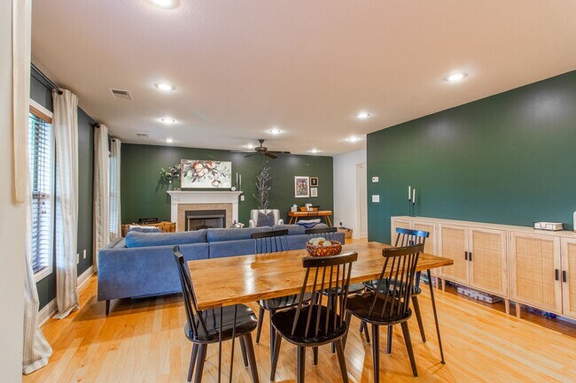 Building Photo - Beautiful 3 Bed/2.5 Bath Home with garage in Jonesborough