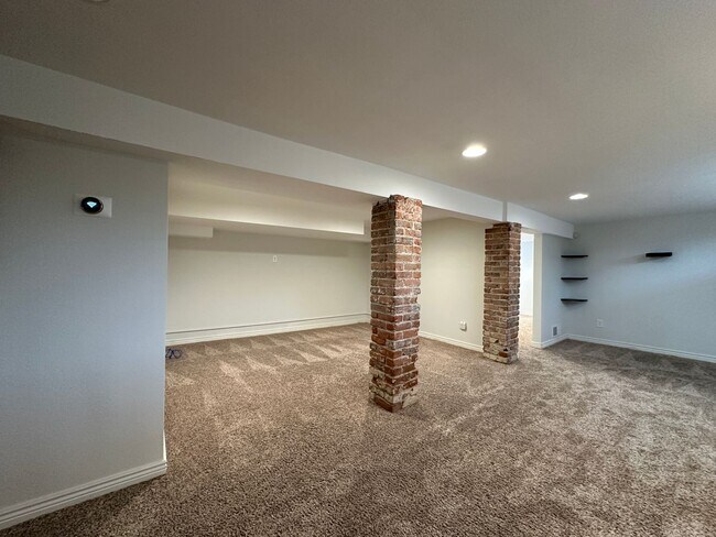 Building Photo - 3 Bedroom 2 Full Bath Renovated Single Fam...