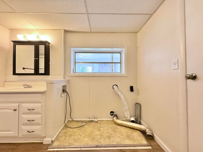 Building Photo - 107 N Robbins Ct