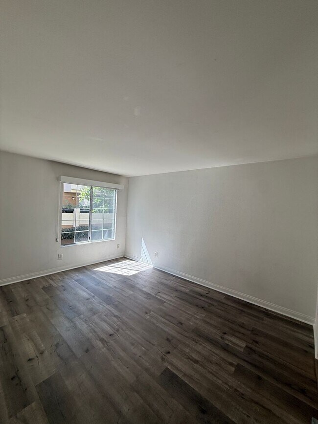 Building Photo - Modern 1BD/1BA Condo at The Met Warner Center! Ready for Move-In!