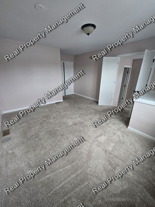 Building Photo - Three Bedroom Townhome