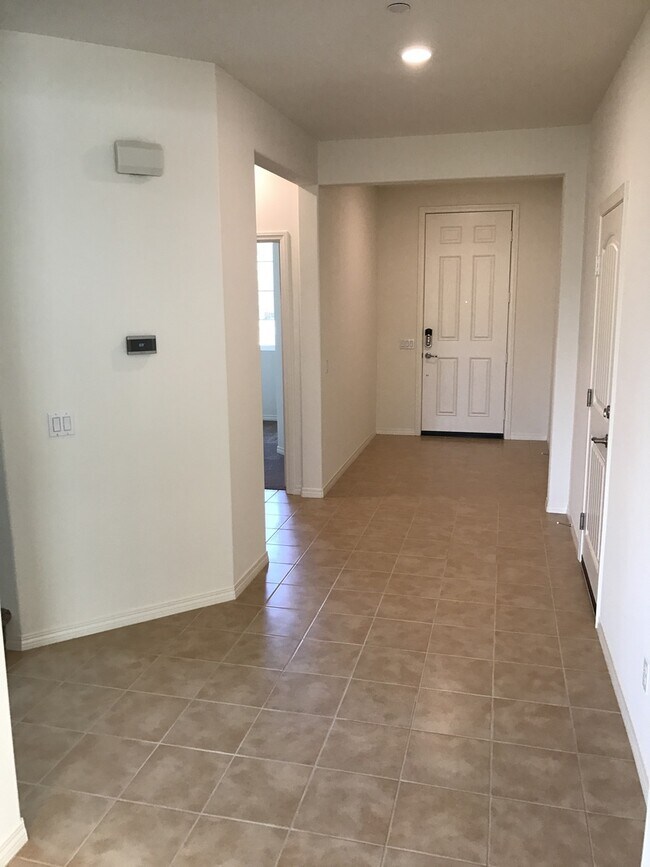 Building Photo - 5 bed home in RiverBend community, Eastval...