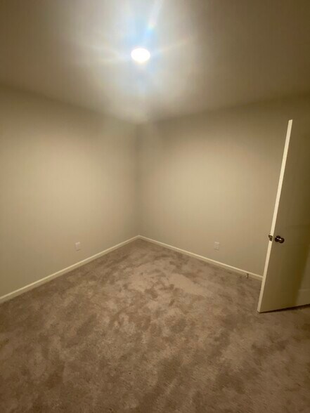 Building Photo - 427 Silo Ct