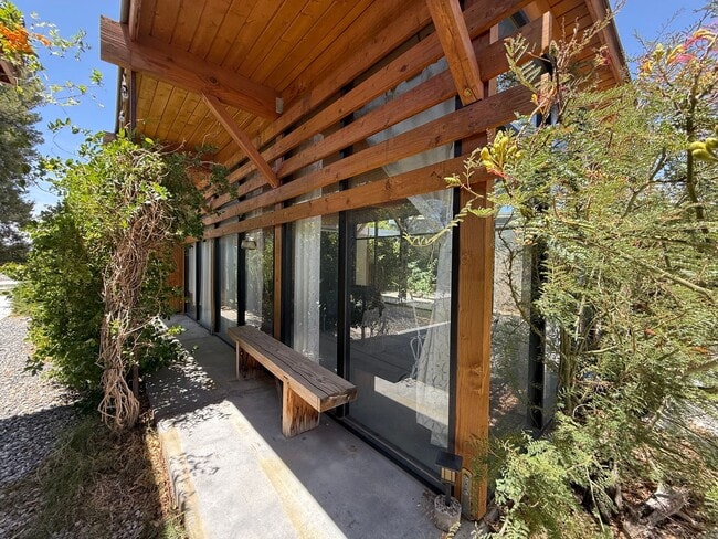 Building Photo - High Desert Retreat- 3 Bedrooms, 2 Bathroo...