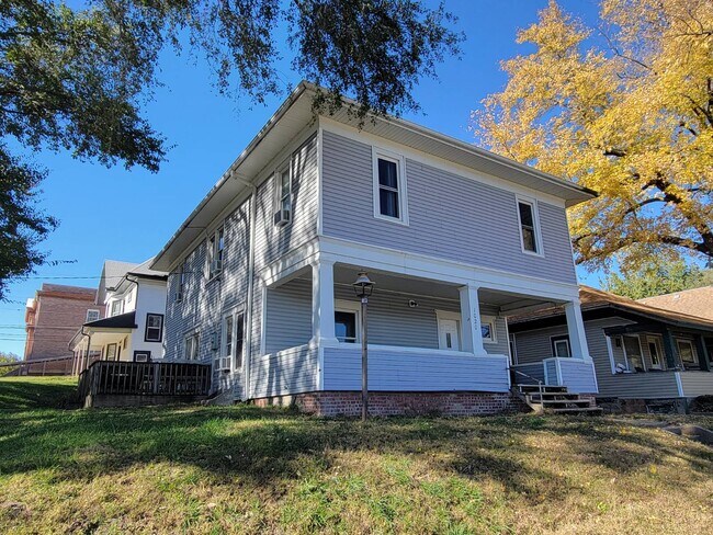 Building Photo - 1020 5th St
