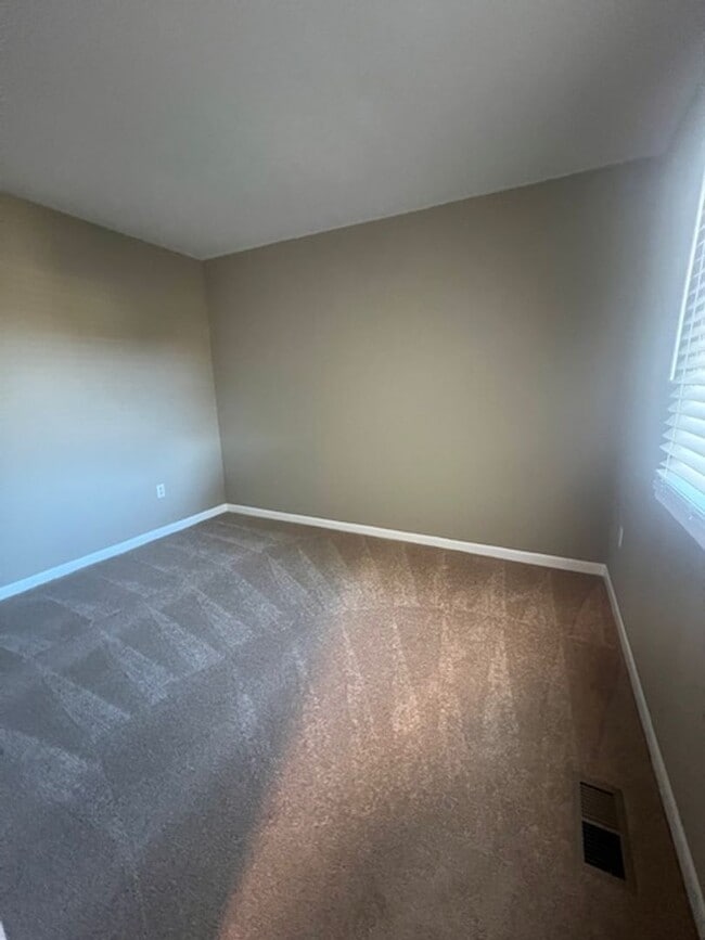 Building Photo - NICE WELL MAINTAINED TOWNHOME